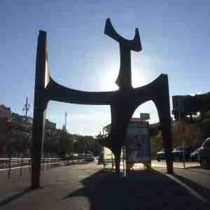 Forma i espai, (form and space) is a monumental steel sculpture, the work of the Barcelona sculptor Eudald Serra i Güell (1911 - 2002)
