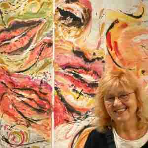 Maragda Cuscuela artist with her watercolour painting
